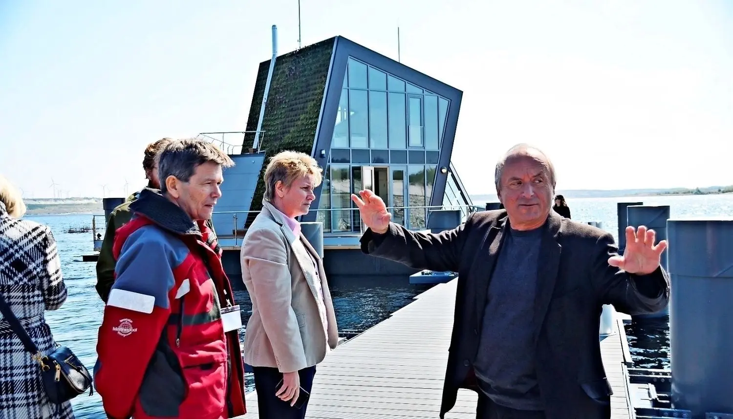 Prof. Dr. Matthias Klingner führt die ersten Besucher ins Autartec®-FreiLichtHaus am Bergheider See in Lichterfeld. ⇥
