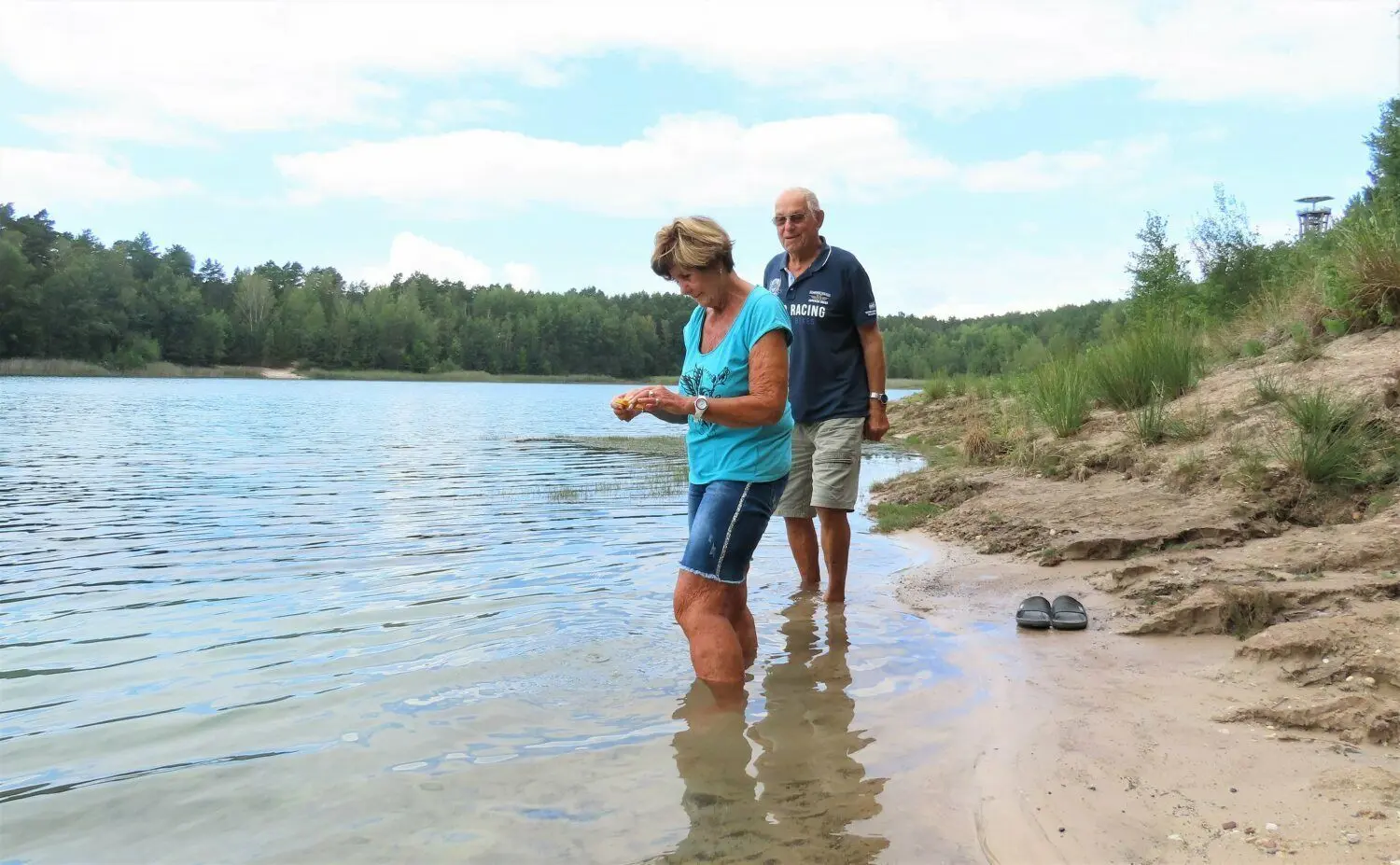 Seit 1970 gehen Elke und Günter Kraus aus Forst im Felixsee baden und zuerst messen sie die Wassertemperatur.