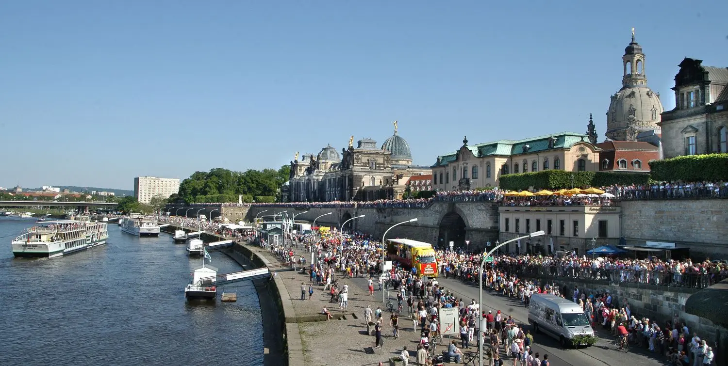 Die Brühlschen Terrassen am Dresdner Elbufer gelten als Touristen-Magnet. Einen regelrechten Besucheransturm erfährt das Bauwerk zu den jährlichen Dixieland-Paraden.