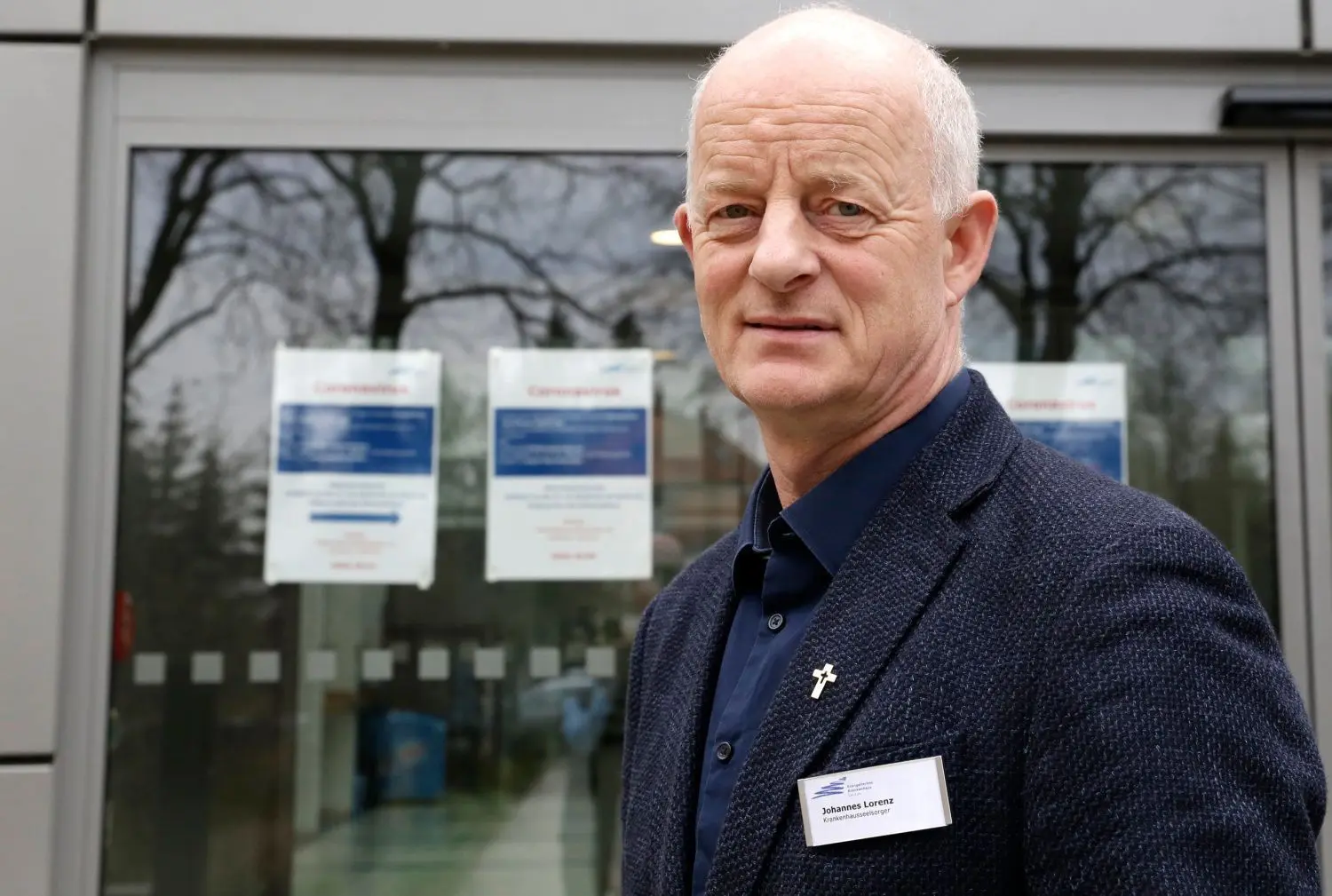 Johannes Lorenz ist Seelsorger am Evangelischen Krankenhaus Luckau, das seine Türen für Besucher geschlossen hält. Viele Patienten, aber auch die Mitarbeiterinnen und Mitarbeiter teilen ihm ihre Sorgen und Ängste im Zusammenhang mit dem völlig veränderten Alltag durch die Coronavirus-Krise mit.