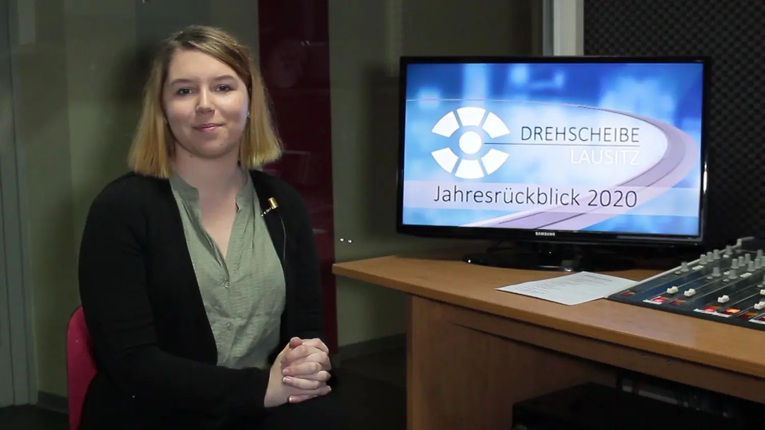 Aus dem Studio der Lausitzwelle. In Hoyerswerda wird Mitarbeiterin Kim Riesmeier nun auch Nachrichten aus und für Elbe-Elster auf den Bildschirm bringen.