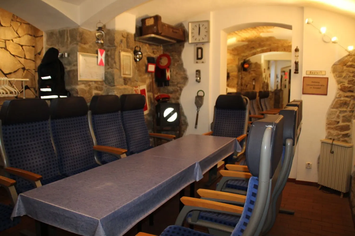 Den Gewölbekeller des alten Ortrander Bahnhofs hat Investor Frank Weser zu einem Party- und Nostalgiekeller umgebaut. Zum Ambiente gehören viele liebevoll zusammengetragene Details aus der Eisenbahner-Geschichte.