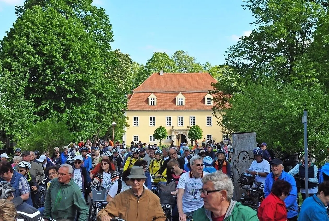 Rauf auf den Sattel hieß es am Gutshof in Schwarzbach. Gestartet wurde dort zur längsten Etappe über 17 Kilometer nach Hosena.