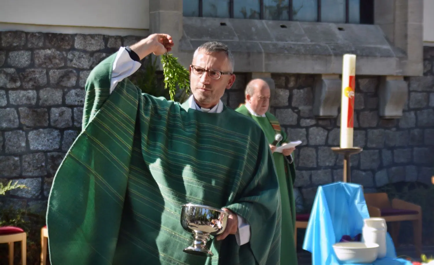 Marko Dutzschke von der katholischen Gemeinde in Lübbenau führt gemeinsam mit Ulrike Garve durch den ökumenischen Gottesdienst.