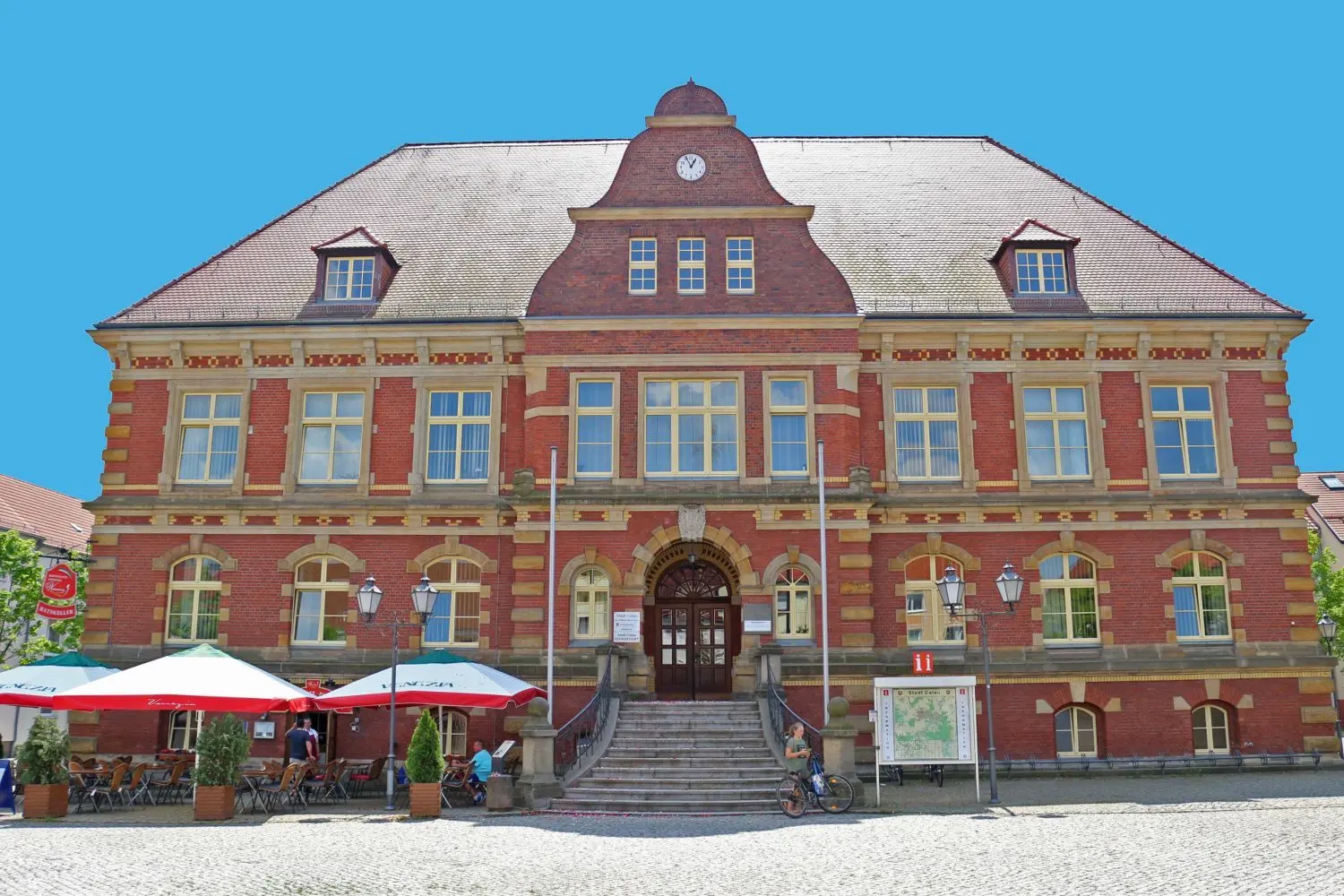 Der Sitz der Calauer Stadtverwaltung im Rathaus auf dem Marktplatz. Dort bereitet man sich nun auf neue Übertragungswege bei Ausschusssitzungen vor - in der Hoffnung, dass man sie nie brauchen wird.