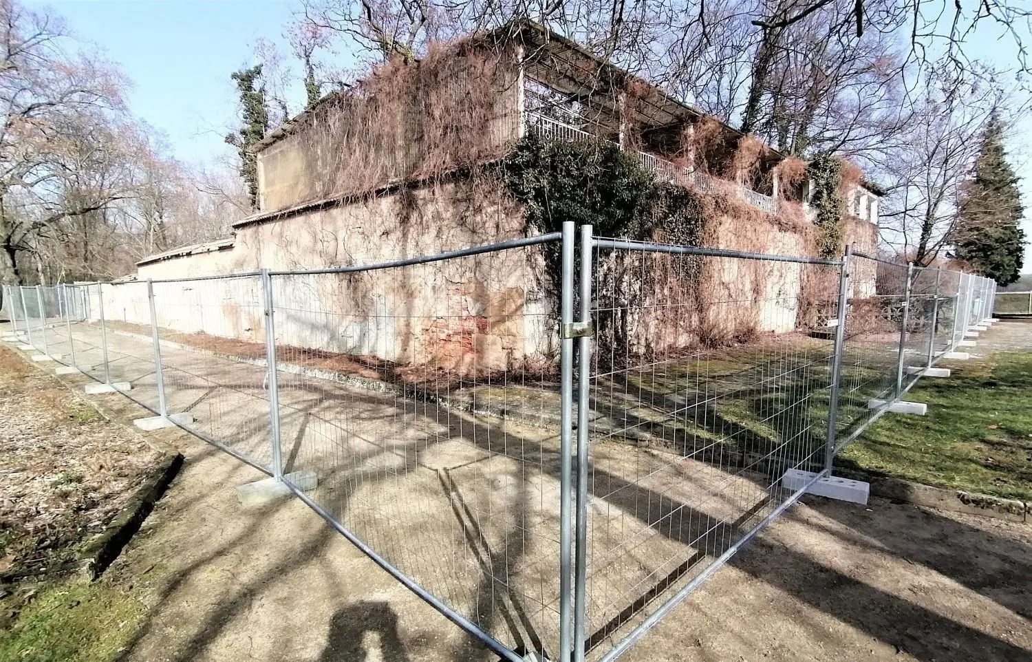Wegen der von der Saathainer Schlossruine ausgehenden Gefahr wurde nicht nur der Weg vor der einsturzgefährdeten Mauer gesperrt. Der Zaun steht jetzt ringsherum.