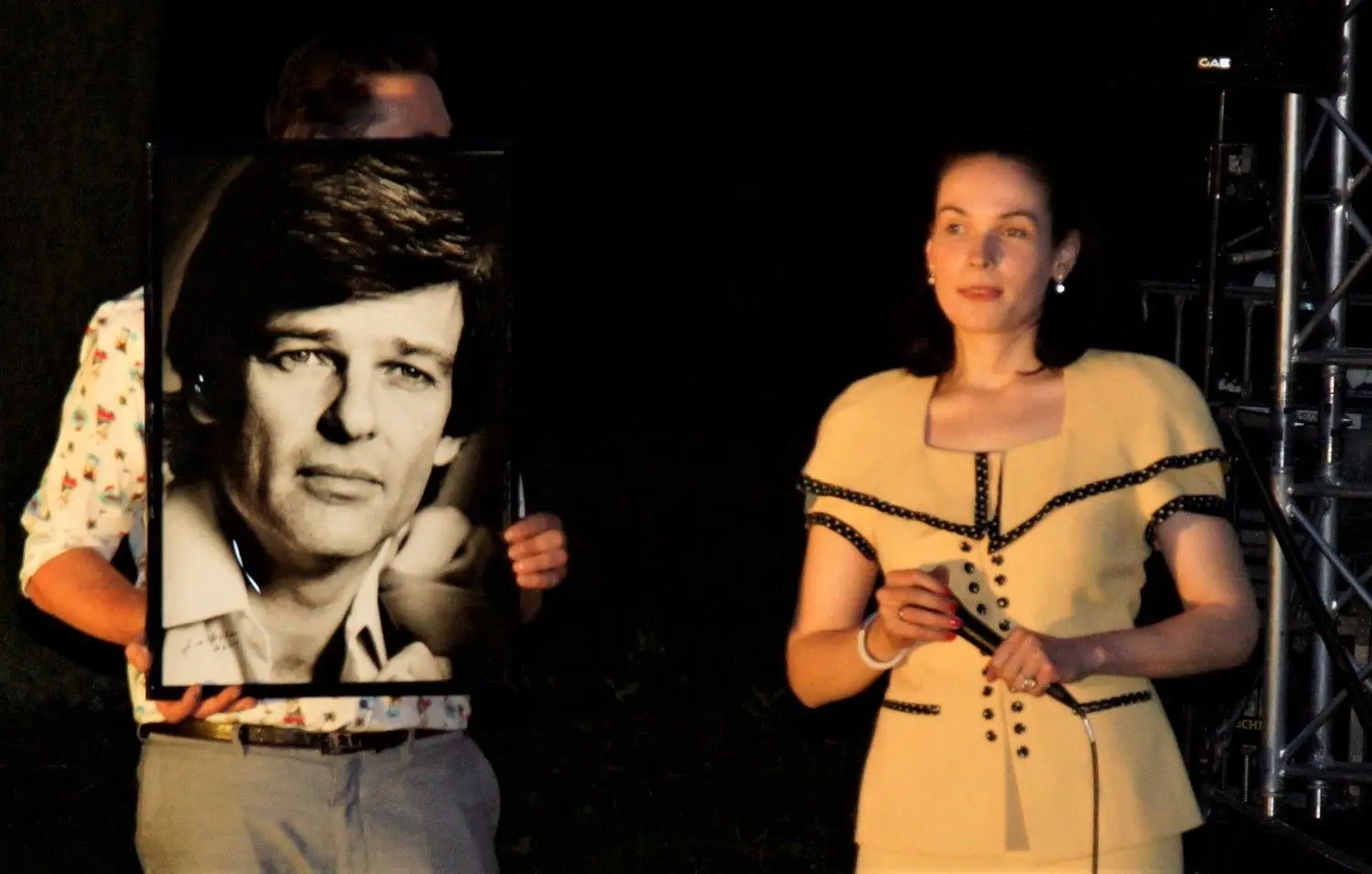 Ariane und Uwe Marcus Rykov versteigern Gerd Ratteis Porträt von Dean Reed.