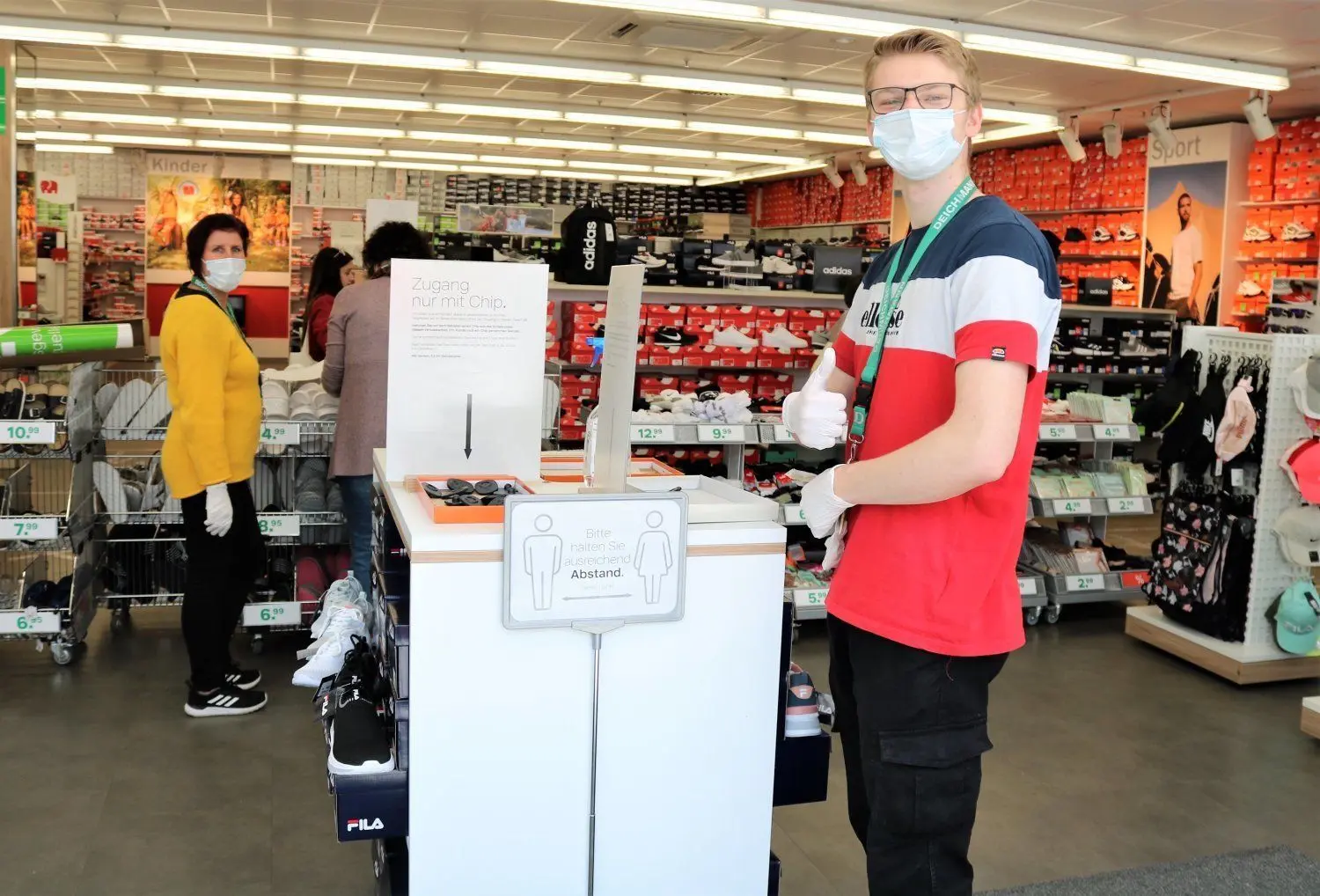 Akribische Hygiene- und Sicherheitsregeln wie hier bei „Deichmann“ in Finsterwalde sind überall realisiert.