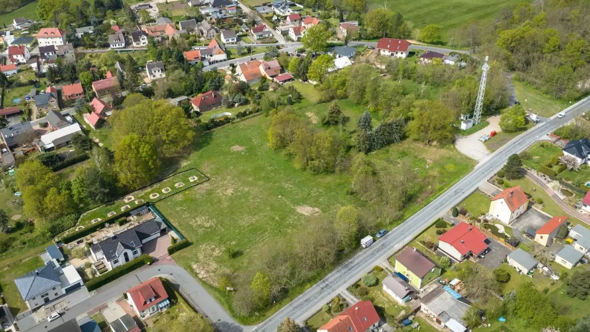 jetzt haben die Erschließungsarbeiten für das neue Eigenheim-Wohngebiet zwischen Berg- und Weinbergstraße in Bad Liebenwerda begonnen.
Im Sommer sollen die Erschließungsarbeiten für das neue Eigenheim-Wohngebiet zwischen Berg- und Weinbergstraße in Bad Liebenwerda beginnen.