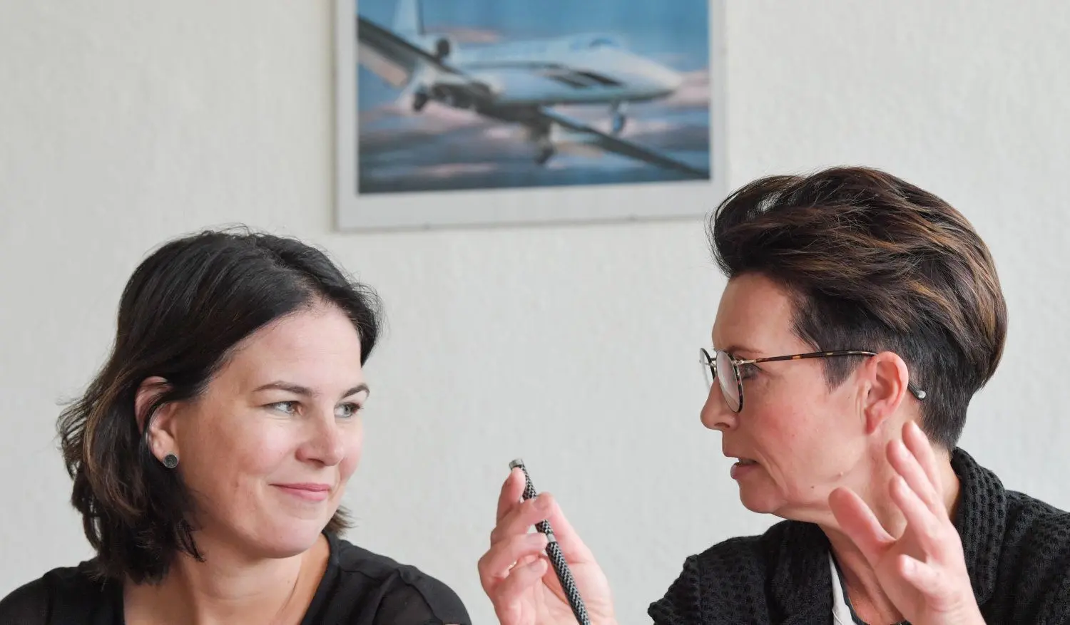 Brandenburgs Innenminister Karl-Heinz Schröter (r.) hält nichts von Löscgflugzeugen. Er holt sich lieber Hilfe beim Präsidenten der Bundespolizei Dieter Romann (l.)