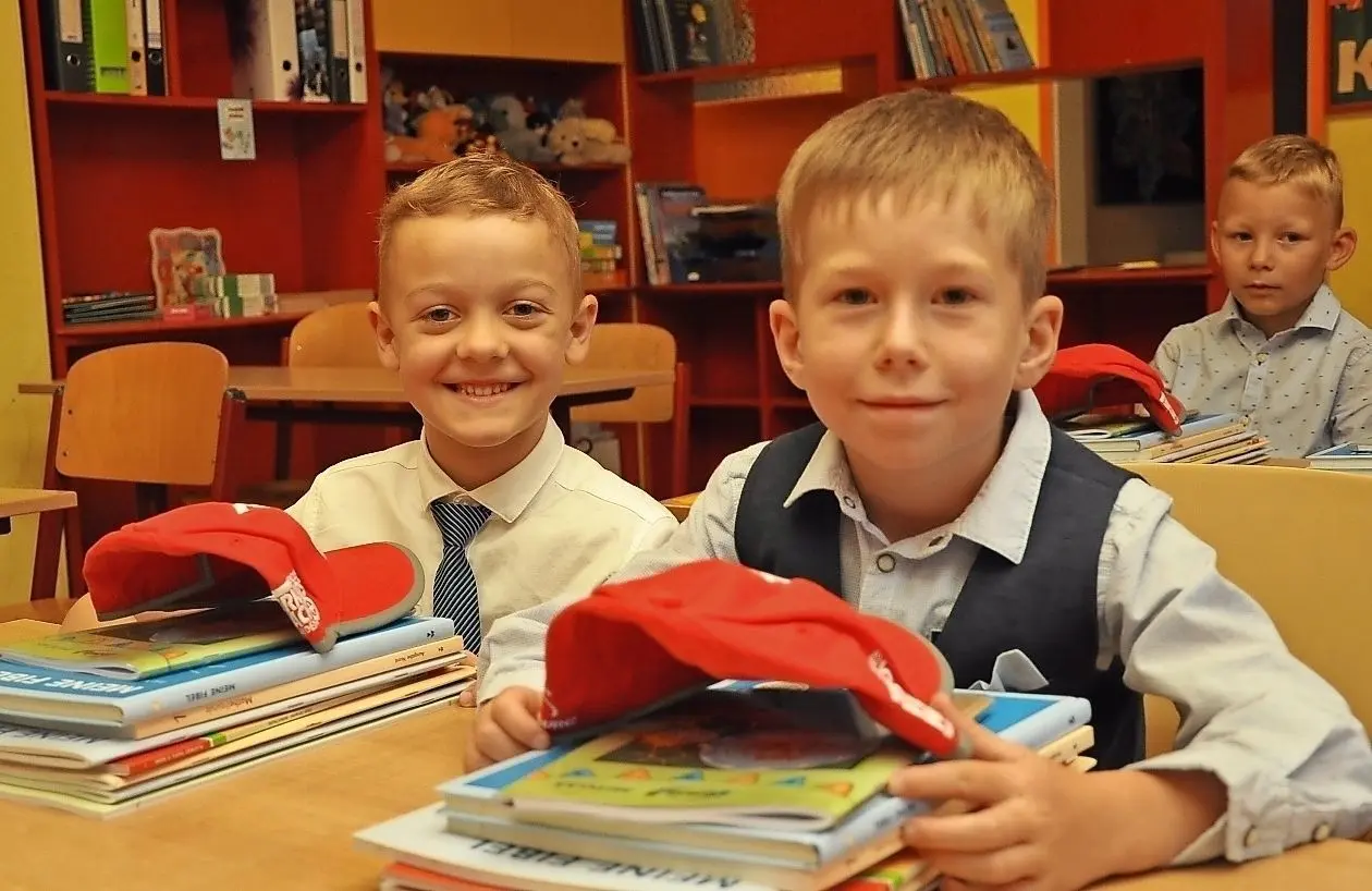 Simon Richter (r.) und Bastian Lehmann (beide 6) im Klassenzimmer in der Grundschule Erich Schindler in Wahrenbrück. Der eine etwas aufgeweckter, der andere beobachtend zurückhaltend.⇥
