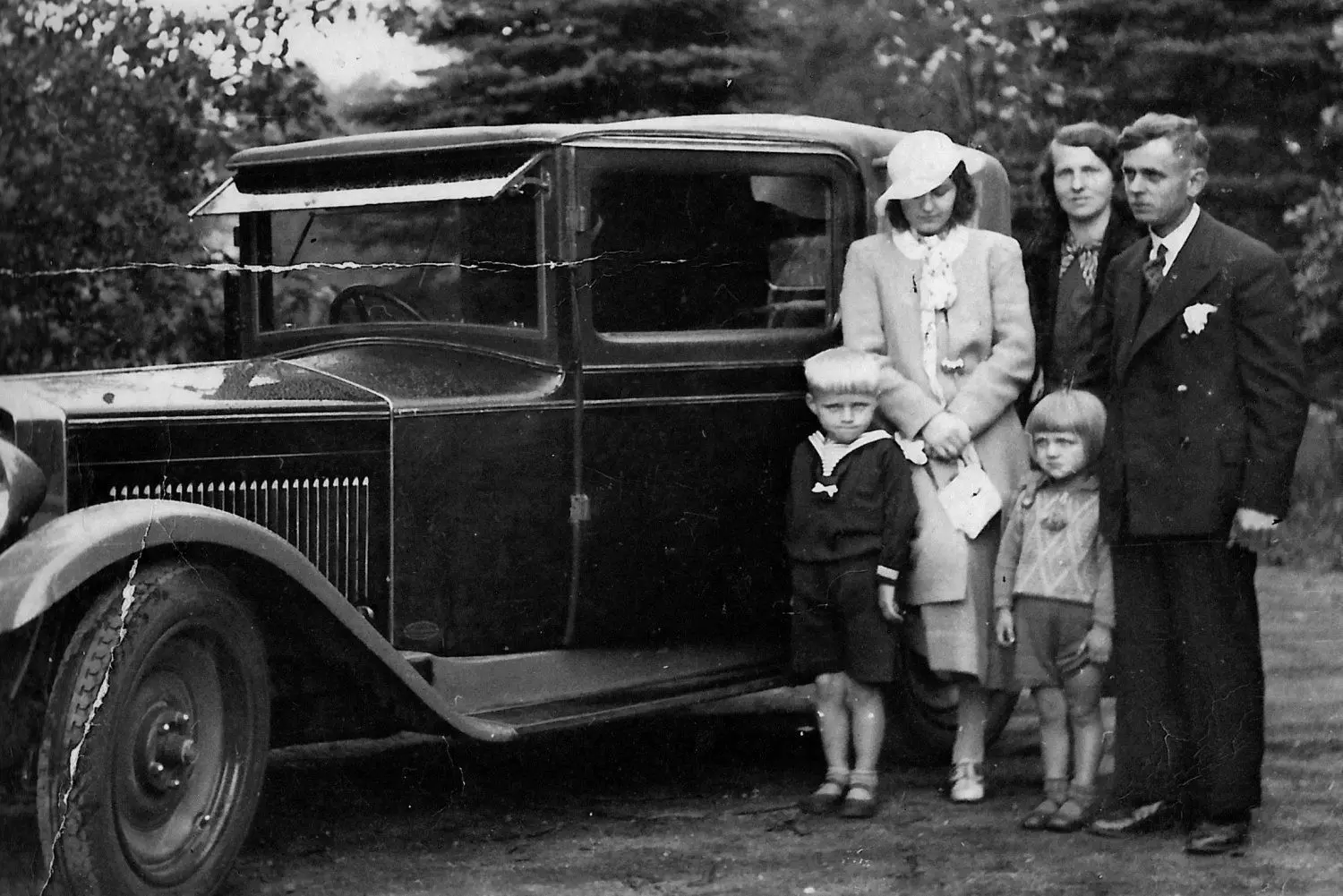 85 Jahre ist es her, als dieses Erinnerungsbild von Familie Rother in der Stadt Priebus geknipst wurde. Hugo, Elfriede und Egon (v.r.n.l.) sind hier zu sehen. Vater Hugo durfte Frau Tierärztin Will in deren stattlichen Auto chauffieren. ⇥