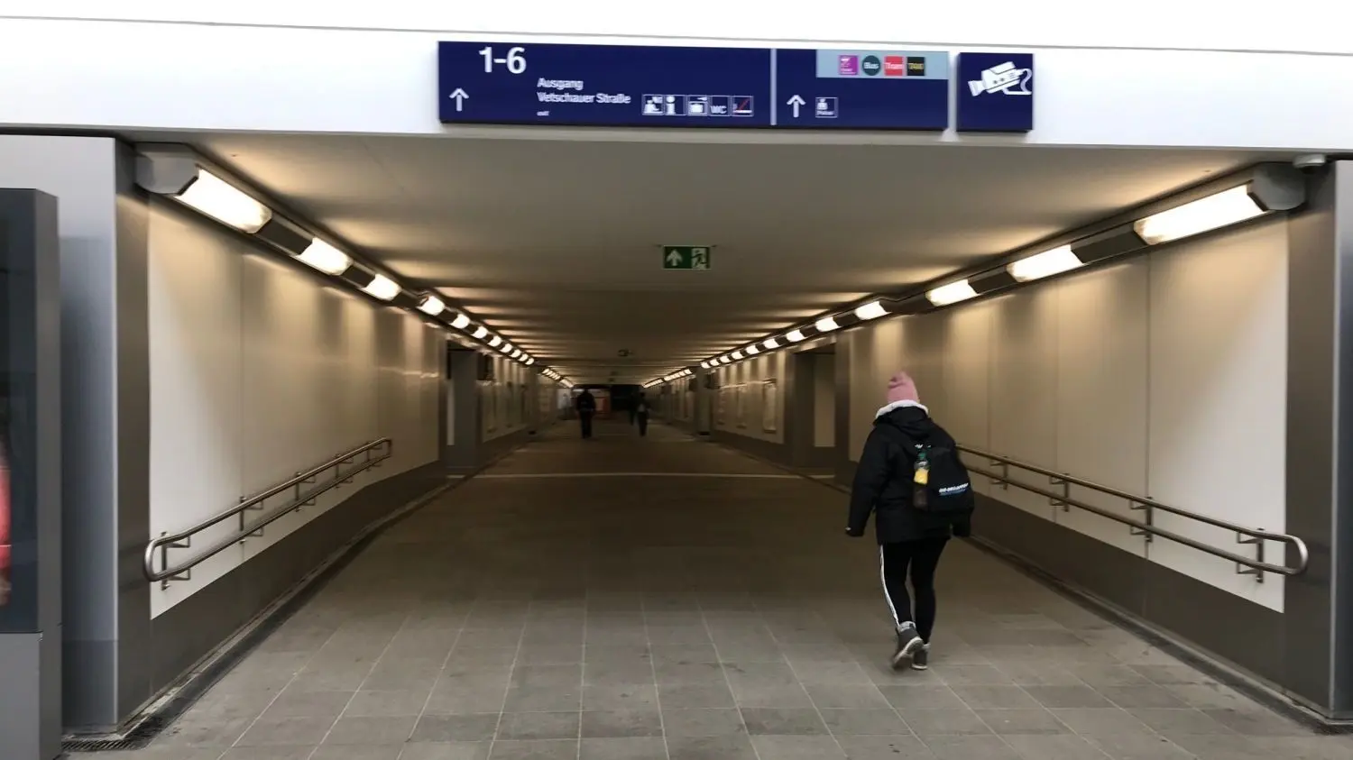 Der Weg zum WC wird allen Reisenden auch im Bahnhofstunnel geradewegs auf das Center auf halber Treppe vor der Haupthalle hin gewiesen.
