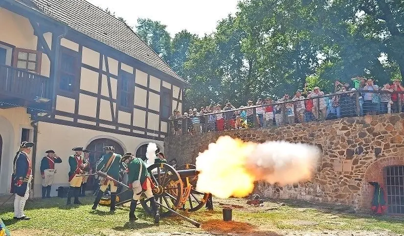 Mit der 12-Pfünder-Kanone wollten die Sachsen es wissen. Beim Abfeuern waren die zuvor verteilten Ohrstöpsel Pflicht.