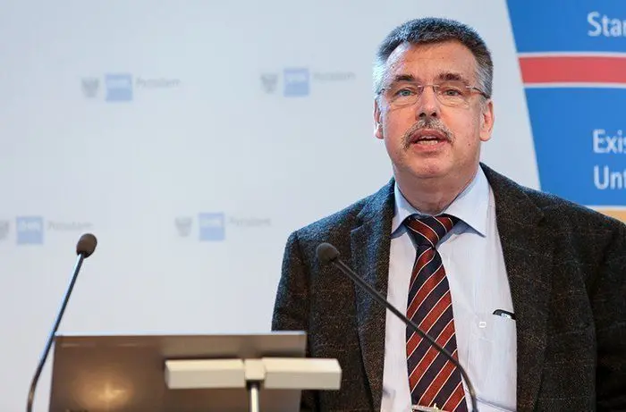 Frank T. Hufert ist seit 2014 Direktor des Instituts für Mikrobiologie und Virologie der Medizinischen Hochschule Brandenburg und Mitglied der Fakultät für Naturwissenschaften an der Brandenburgischen Technischen Universität Cottbus-Senftenberg.