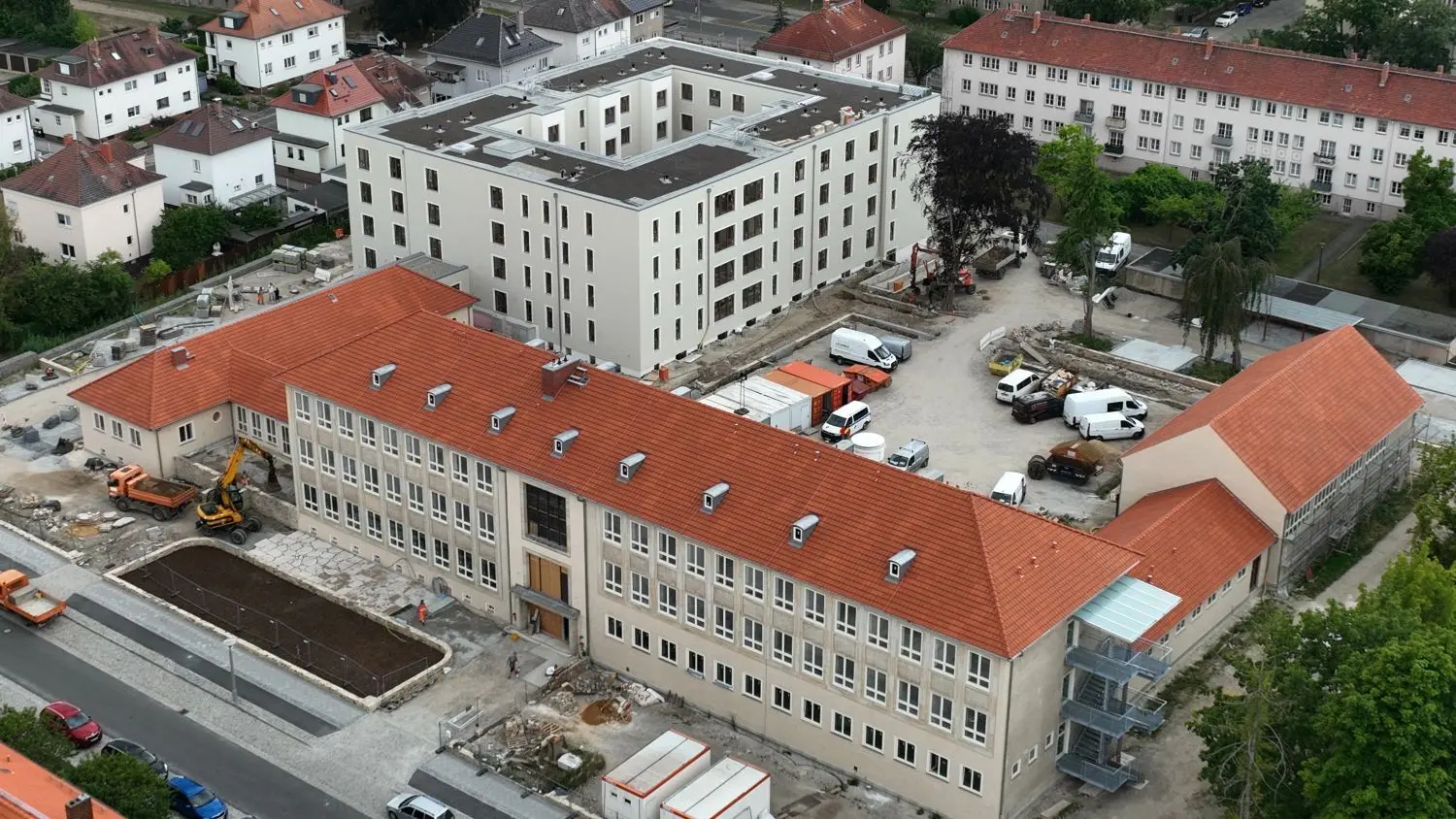 Das neue Pflegefachzentrum aus der Luft, hier eine Aufnahme von Ende Juli. Insgesamt entstehen dort rund 90 Arbeitsplätze.