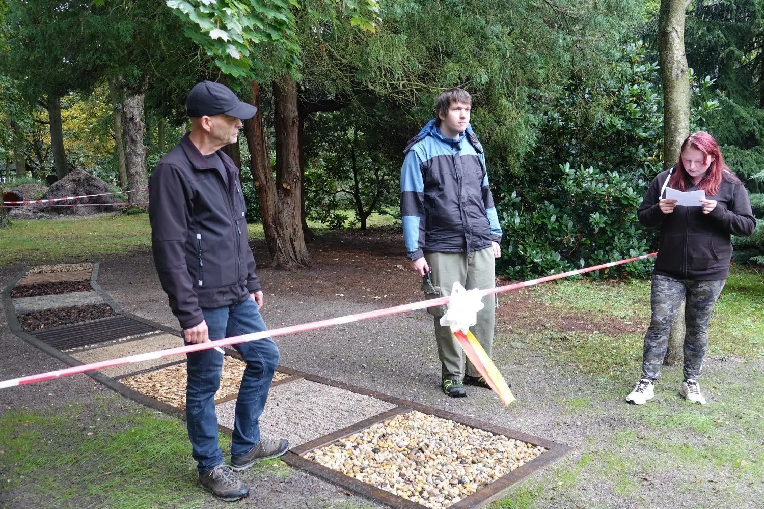 Jugendliche, die sich bei der Bao GmbH in Weißwasser qualifizieren, übergeben Tierparkchef Gert Emmrich (r.) den neuen Sinnespfad.