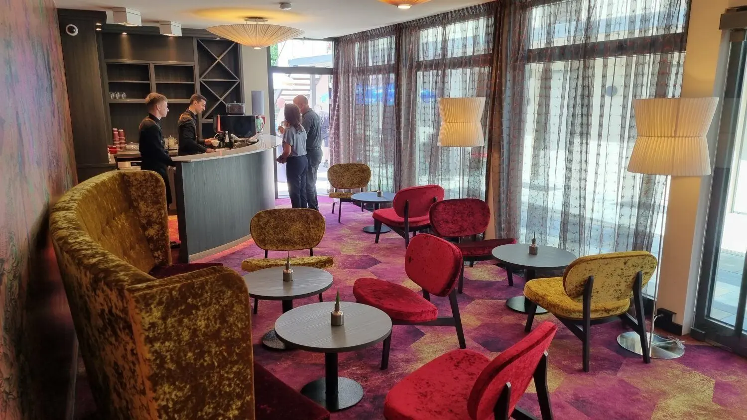 Foyer des neuen Lübbenauer Hotels mit ersten Gästen an der Hausbar.