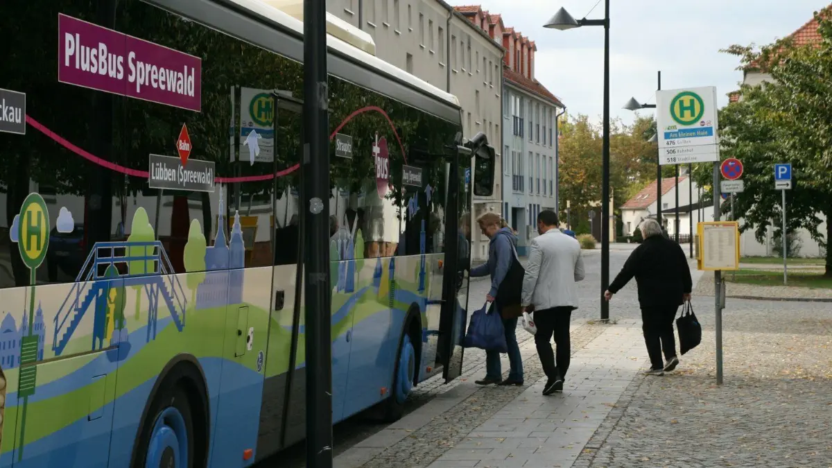 Mit Blick auf die Fahrgastzahlen zu Zeiten des 9-Euro-Tickets rechnet RVS-Geschäftsführer Siegfried Richter erstmal nicht mit einem signifikanten und anhaltenden Anstieg der Fahrgastzahlen für den RVS, wenn es zur Einführung seines Nachfolgers, des 49-Euro-Tickets, kommt.
Einsteigen vor der Oberschule