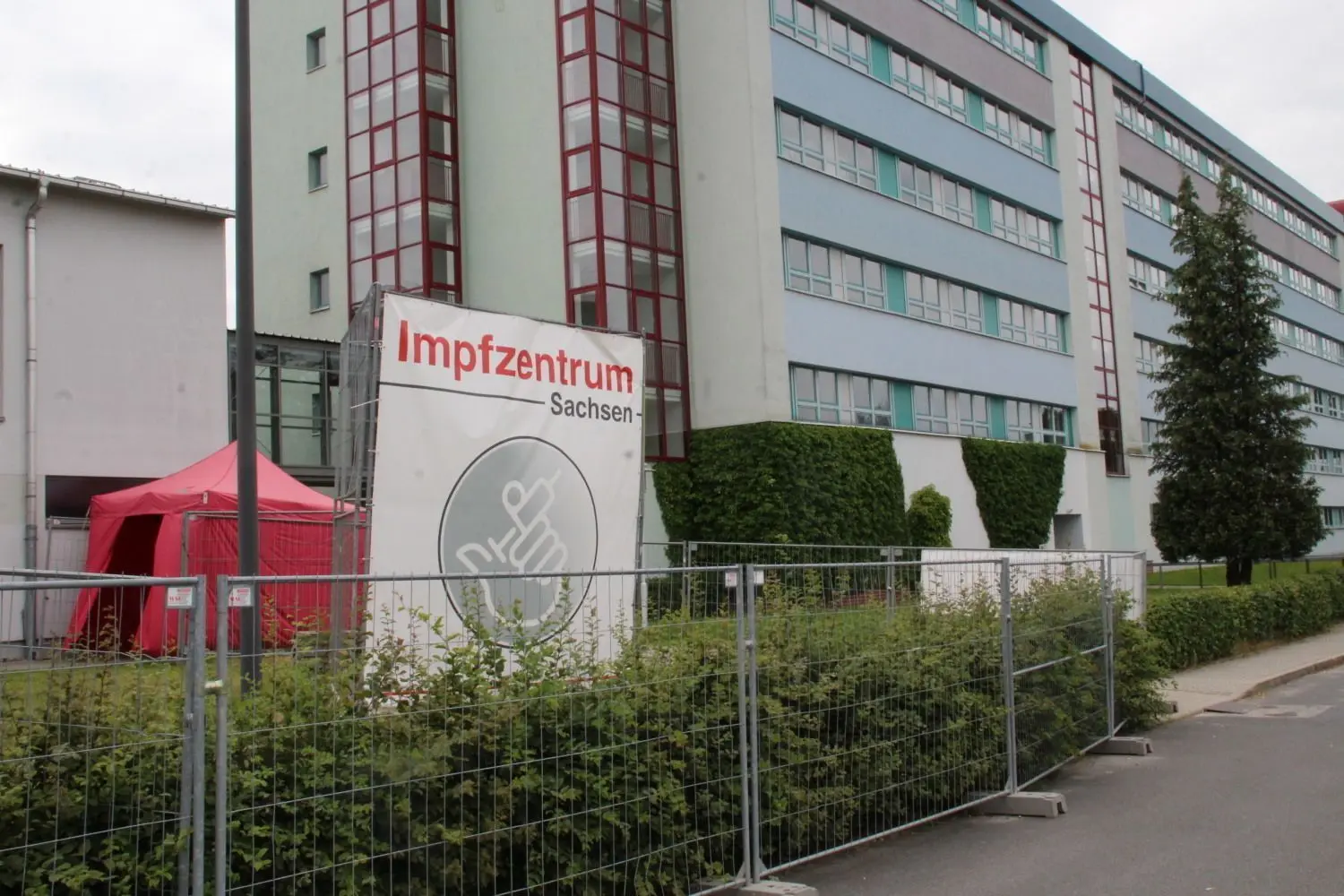 Das Impfzentrum Kamenz befindet sich in der Sporthalle des Lessing-Gymnasiums. Wie alle Impfzentren in Sachsen wird es bis 30. September geschlossen. Bis dahin ist jedoch weiterhin unkompliziert die Corona-Schutzimpfung dort zu haben.