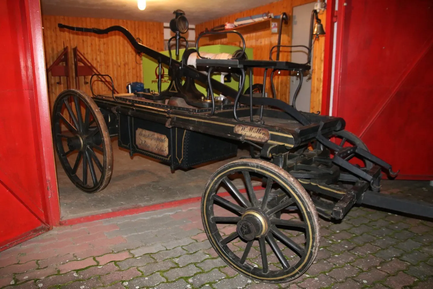 Die Handdruckspritze wird seit Jahrzehnten von Kameraden der Feuerwehr Klein Leine gepflegt und ist noch funktionstüchtig.
