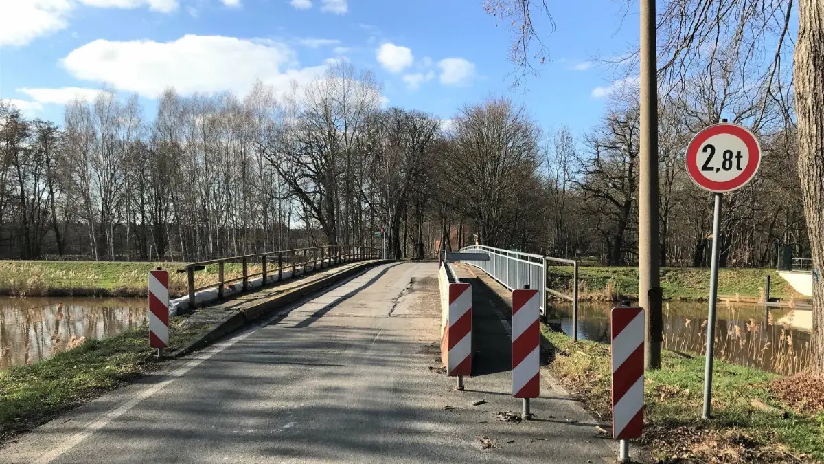 Auch die Fahrbahn ist bereits seit geraumer Zeit nur noch mit Einschränkungen nutzbar.
Auch die Fahrbahn ist bereits seit geraumer Zeit nur noch mit Einschränkungen nutzbar.