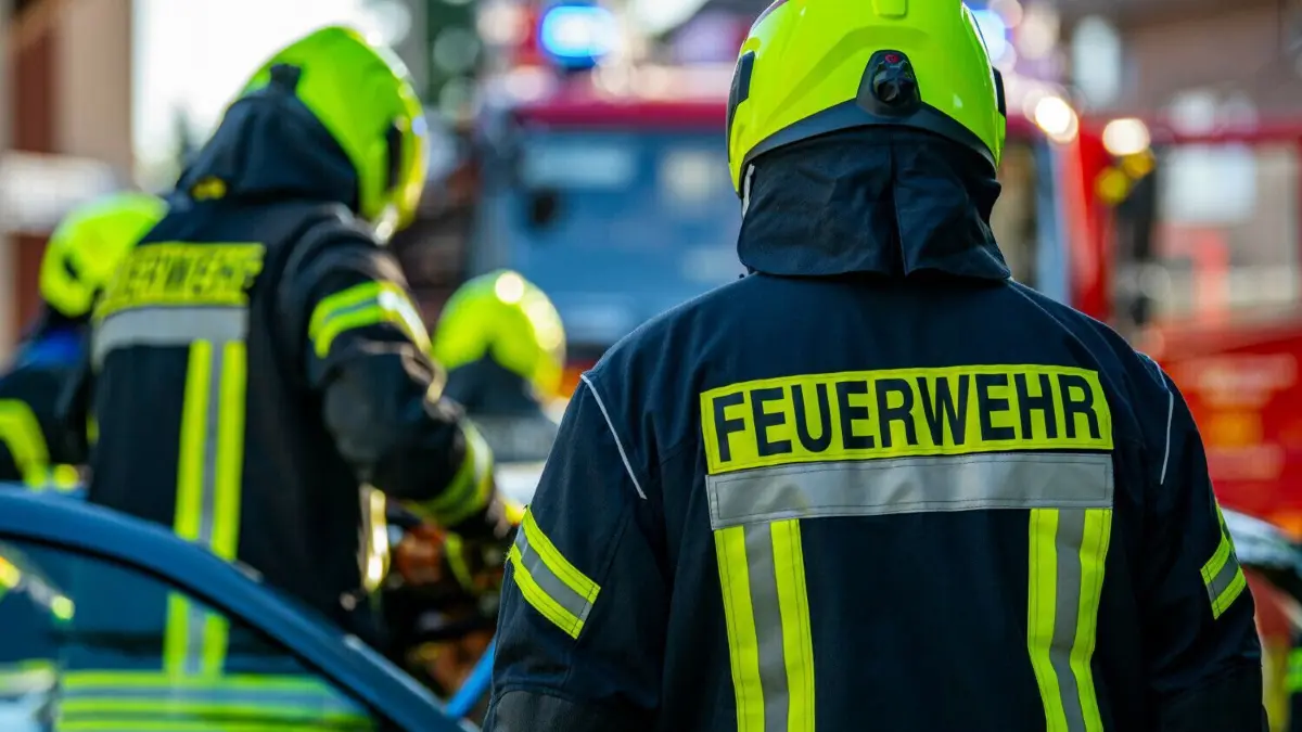 Die Feuerwehr in Forst musste zu einem Autobrand ausrücken (Symbolfoto).
ARCHIV - 09.10.2021, Nordrhein-Westfalen, Wadersloh: Feuerwehrleute stehen während einer Übung um ein Auto, das einen Unfall gehabt hat. (zu dpa ««Schauen Sie hinter die Kulissen»: «Twitter-Gewitter» der Feuerwehren») Foto: David Inderlied/dpa +++ dpa-Bildfunk +++