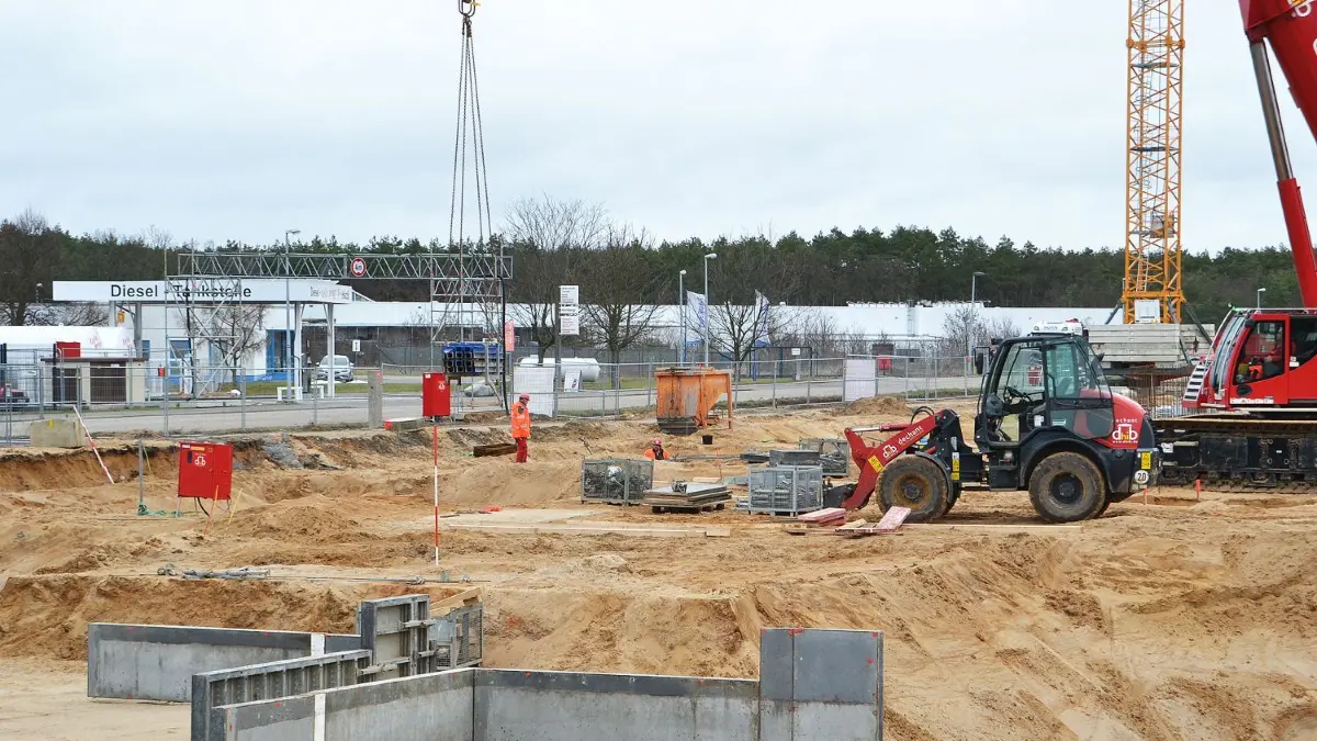 Trotz der aktuellen Witterung herrscht auf der Baustelle im Gubener Gewerbegebiet kein Winterschlaf.
Bifi Baustelle