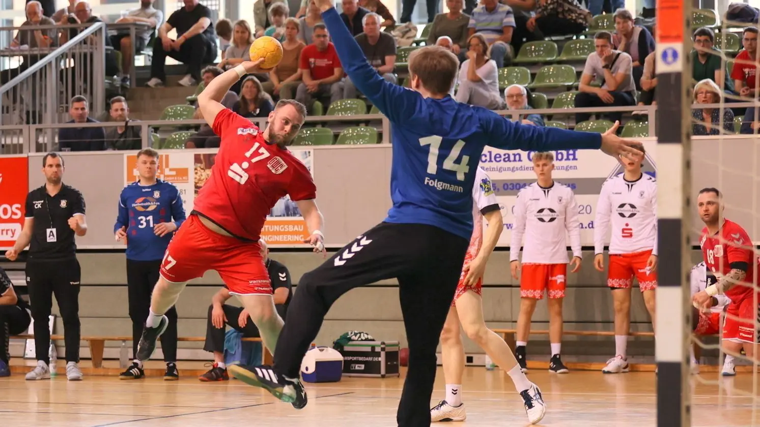 Der LHC Cottbus geht wie hier Ernst Efa im Spiel gegen Grün-Weiß Werder in die Offensive und zieht vor Gericht.