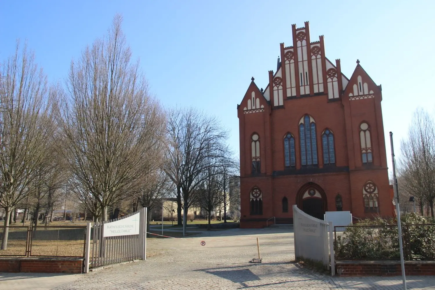 Das Tor ist weg, das Kirchenportal kommt jetzt voll zur Geltung, sagt Pfarrer Peter Paul Gregor.