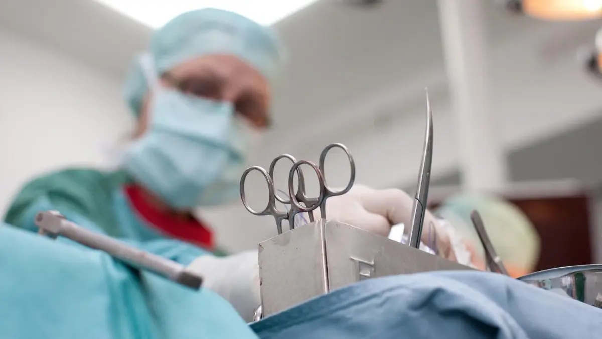 Im Januar will sich der Kreistag wieder mit den Defiziten der Kliniken beschäftigen. (Symbolbild)
ARCHIV - ILLUSTRATION - Eine OP-Schwester greift nach dem OP-Besteck (Archivfoto vom 16.03.2010). Angesichts steigenden Kostendrucks haben die deutschen Krankenhäuser vor dem Verlust von bis zu 20 000 Jobs und Einschränkungen zu Lasten der Patienten gewarnt. Foto: Friso Gentsch dpa (zu dpa-Gespräch vom 01.04.2012) +++(c) dpa - Bildfunk+++