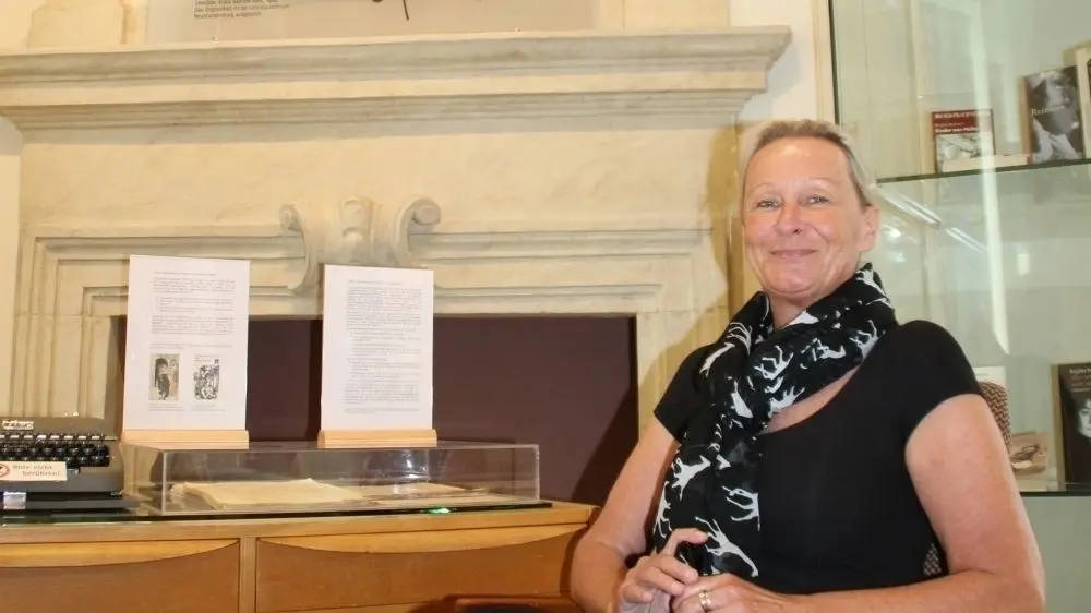 Publizistin und Reimann-Expertin Kristina Stella in der neuen Brigitte-Reimann-Ausstellung im Schloss Hoyerswerda.