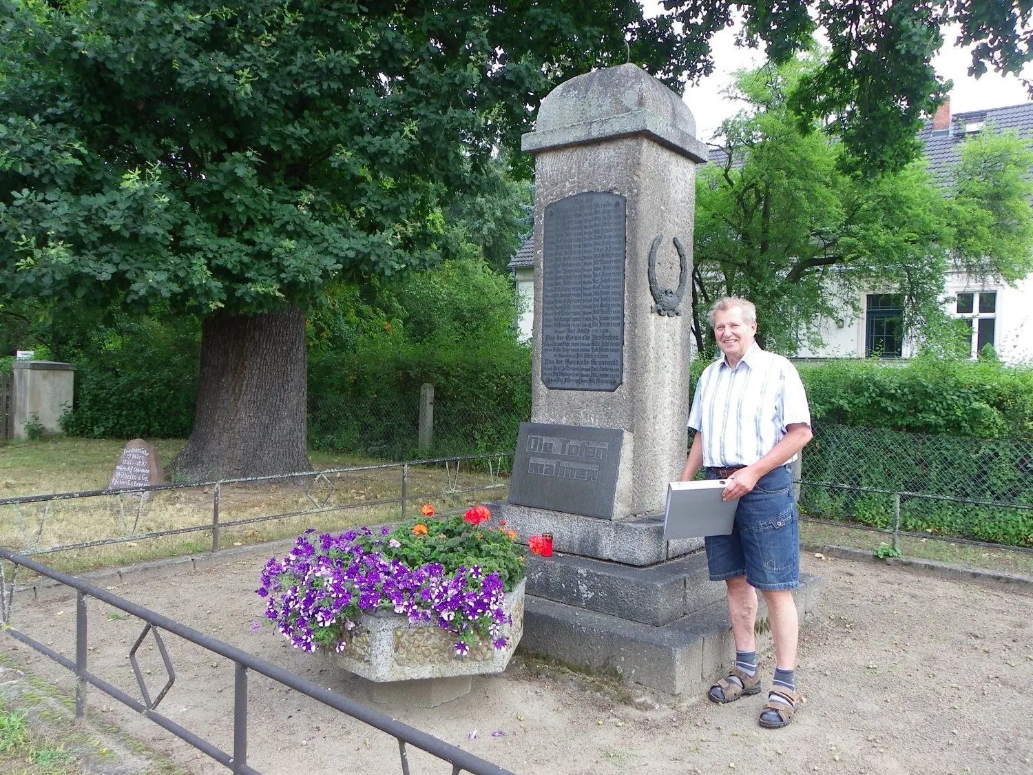 Ortsbeirat Klaus Schneider am Kriegerdenkmal in Groß Breesen.