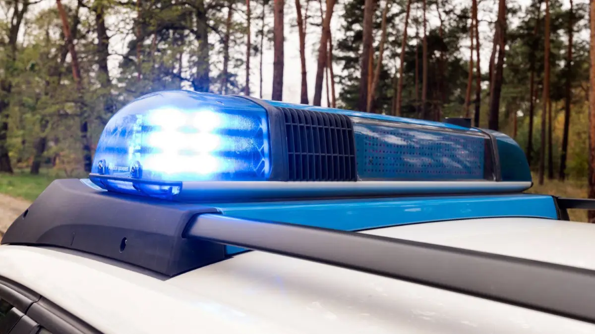 Die Polizei ist zu einem Unfall auf der A13 zwischen Freiwalde und Duben in Fahrtrichtung Dresden ausgerückt. Dort hatte ich ein Auto überschlagen. (Symbolfoto)
Polizei Symbolfoto