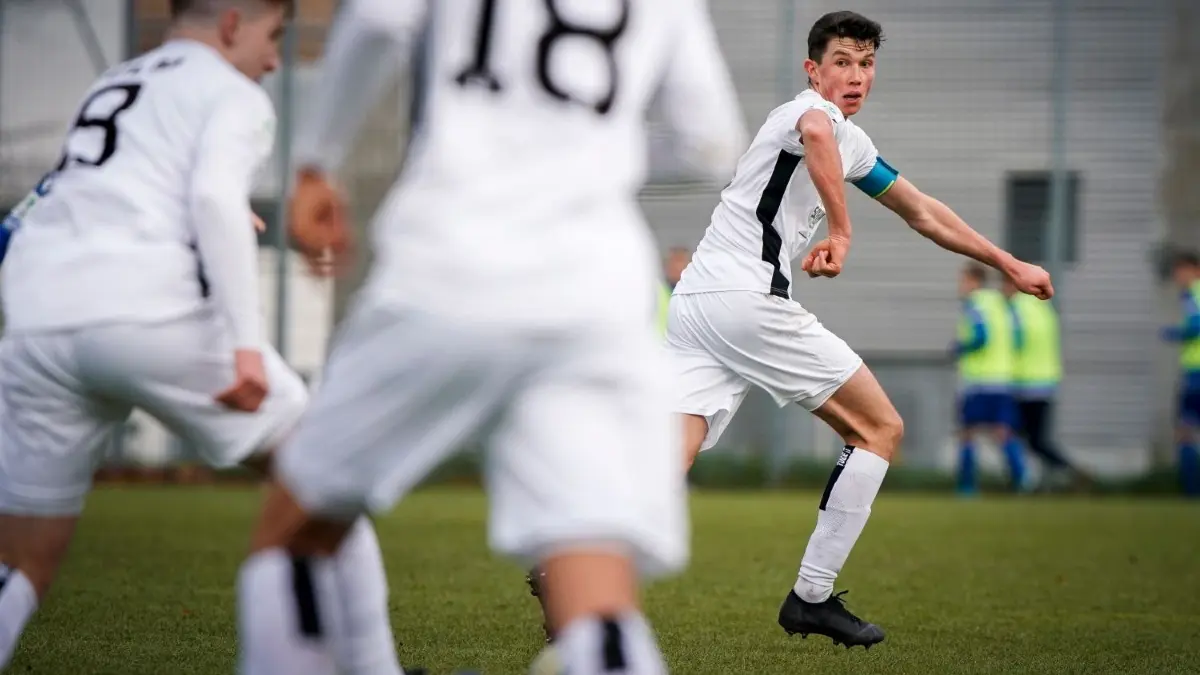 Die Bundesliga-A-Junioren des SSV Ulm 1846 Fußball haben gegen den FC Augsburg ein Unentschieden geholt.
Jugendfußball, SSV Ulm gegen Karlsruher SC Kapitän Valentin Hafner re.