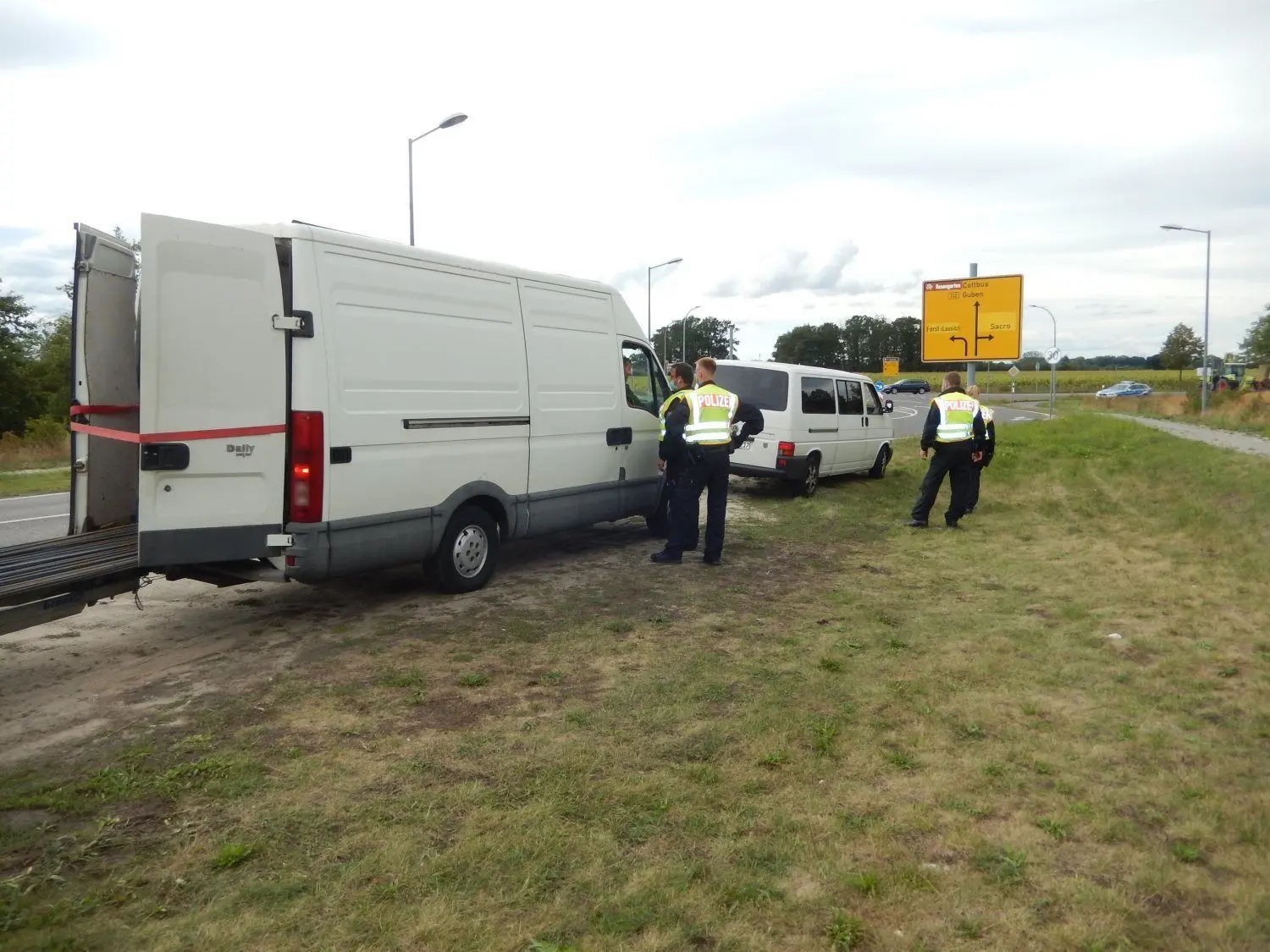 Ein Iveco-Kleintransporter wird am Grenzübergang Sacro bei Forst kontrolliert.