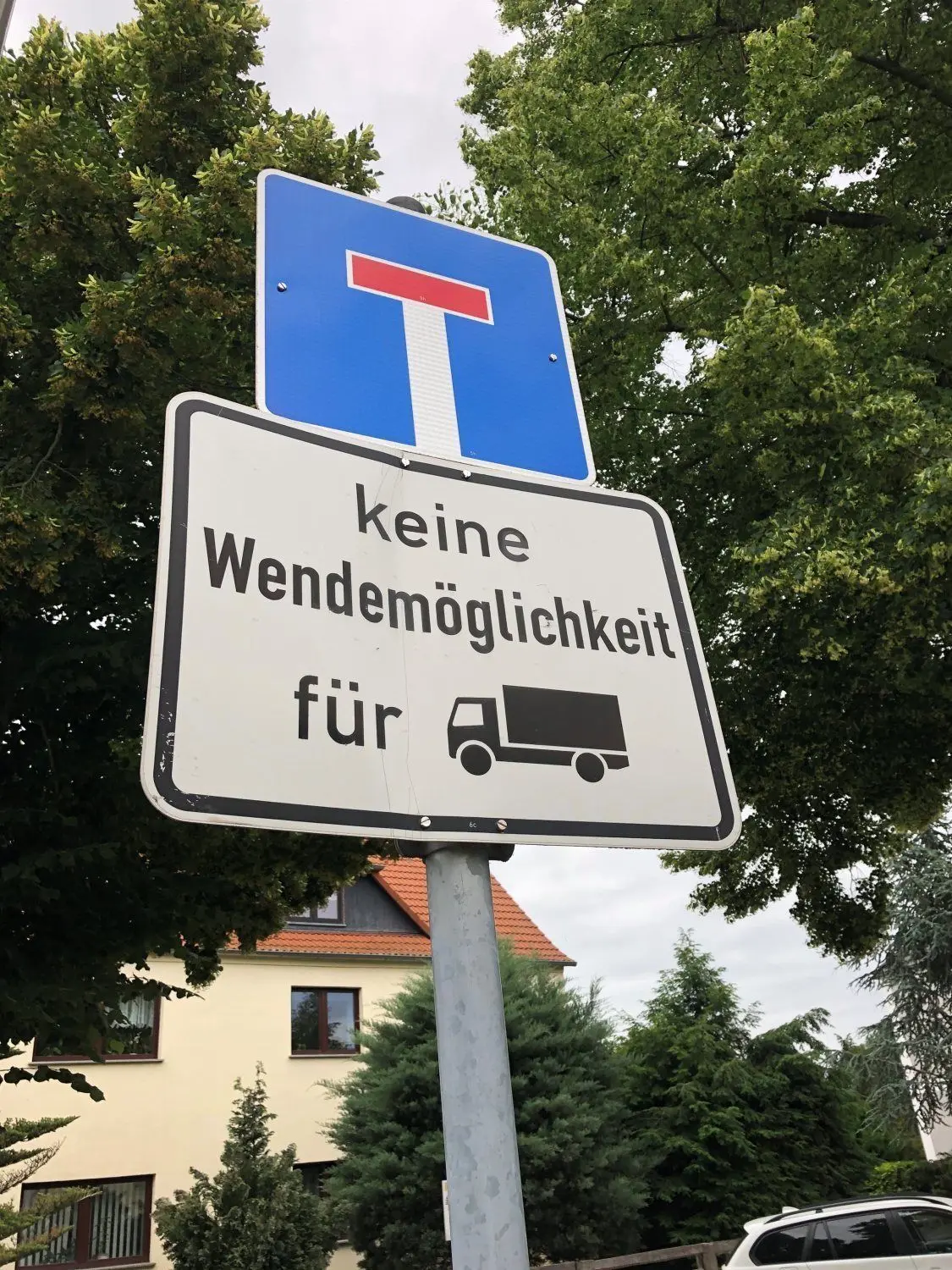 Weil die Straße Am Salzgraben eine Sackgasse ist, wurde sie von Abfallentsorgungsfahrzeugen bisher rückwärts befahren. Nach einer Neuerung der Unfallverhütungsvorschriften ist das nicht mehr möglich, weil sie zu lang ist.