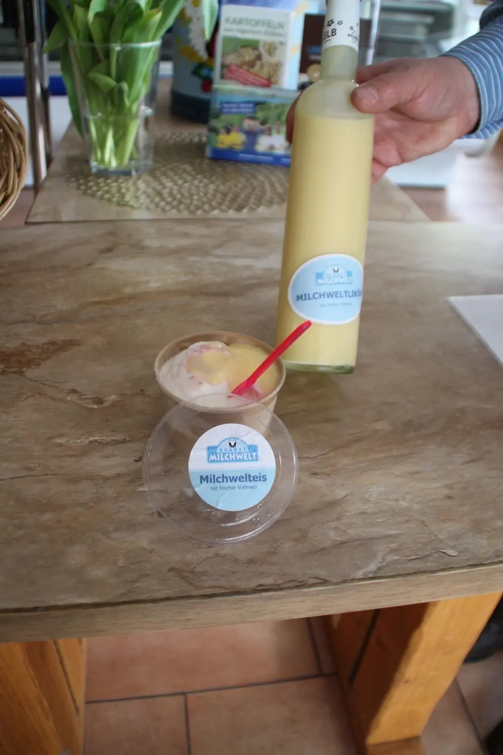 Das perfekte Duo: Milchwelteis mit Milchwertlikör darüber. Hhhmm. Der Likör wird im Auftrag des Wittichenauer Agrarbetriebes beim Eierlikör-Hersteller Scharfes Gelb in Senftenberg produziert.