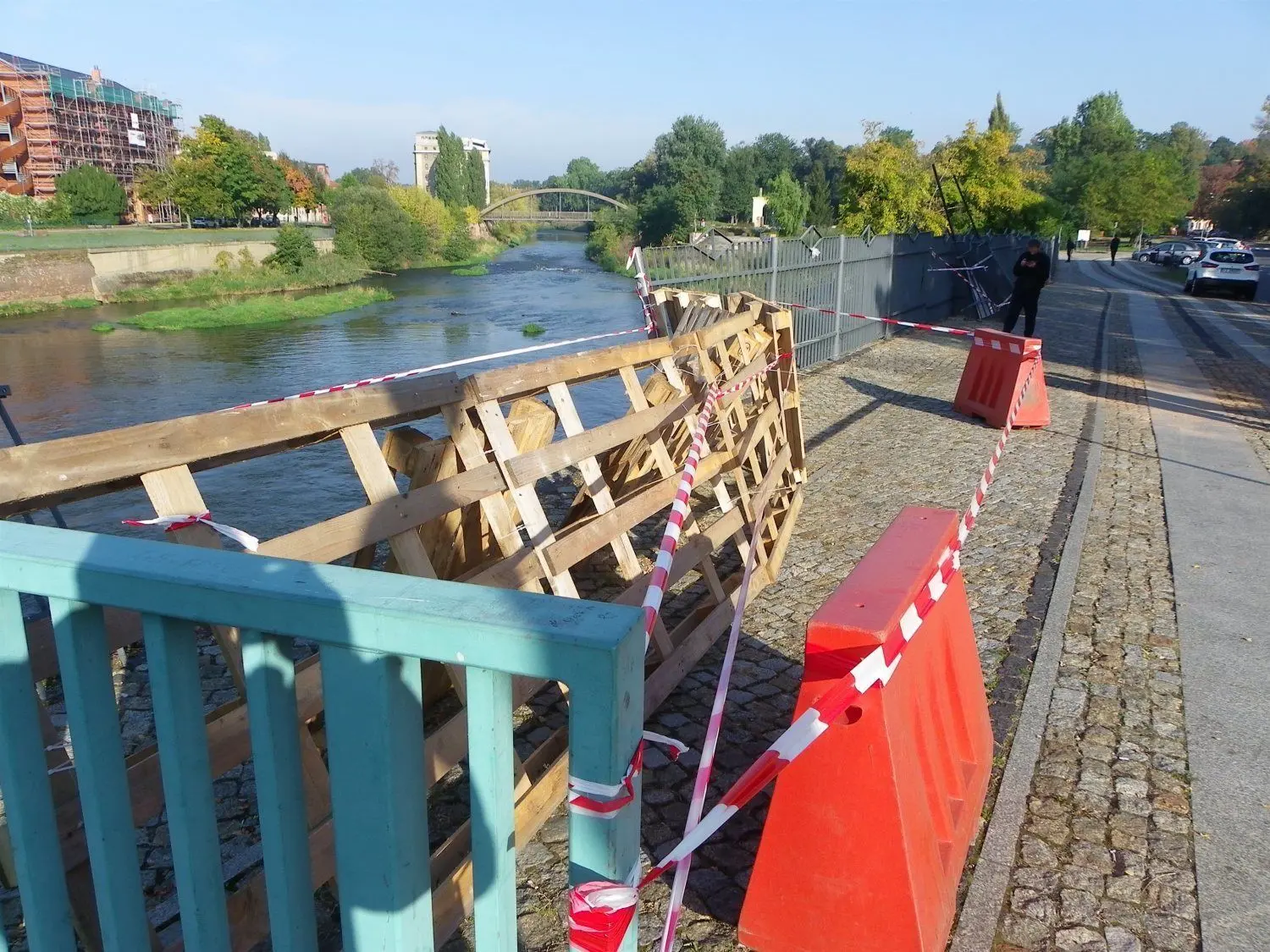 Die abgesicherte Unfallstelle auf der Grenzbrücke Gubin am Freitagmorgen.