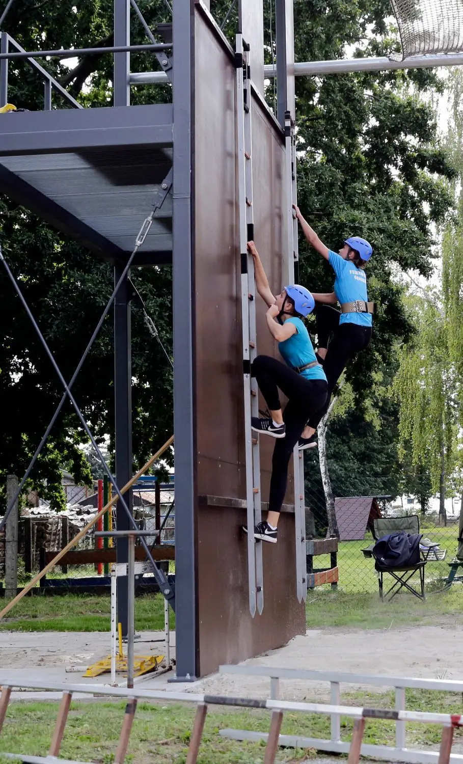 Die Gehrener Feuerwehrsportlerinnen demonstrierten, wie die Frauen das Hakenleitersteigen absolvieren.