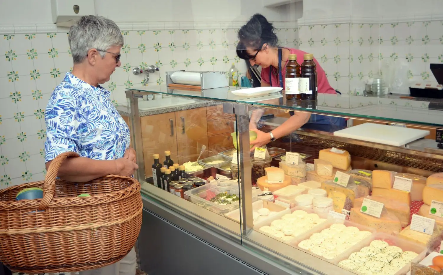 Seit zwei Jahrzehnten zählt Kerstin Gensch (l.) zu den Stammkunden im Ogrosener Bio-Hofladen, in dem Verkäuferin Silke Schober seit 15 Jahren tätig ist.