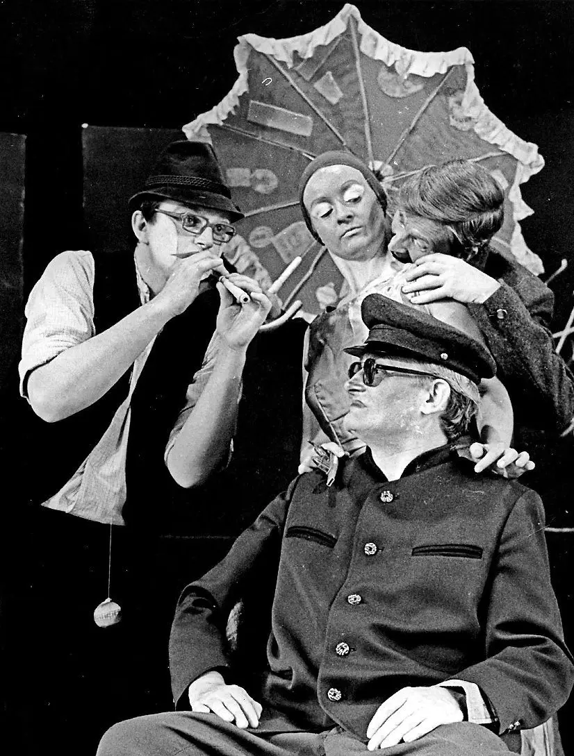 So sah die Inszenierung „Stadt ohne Liebe“ am Theater der Bergarbeiter im Jahr 1984 aus. Hier sind als Darsteller Reiner Gruß, Regina Bode, Peter Troche und Volkmar Röhler in Aktion.⇥