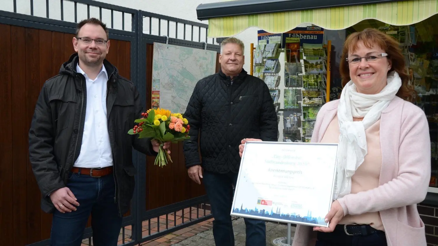 Lübbenaus IGEA-Vorsitzende Angela Glaubitz mit dem Preisgeld-Scheck, neben ihr Wirtschaftsförderer Hartmut Klauschk und Marcel Petermann von der IHK (li.).