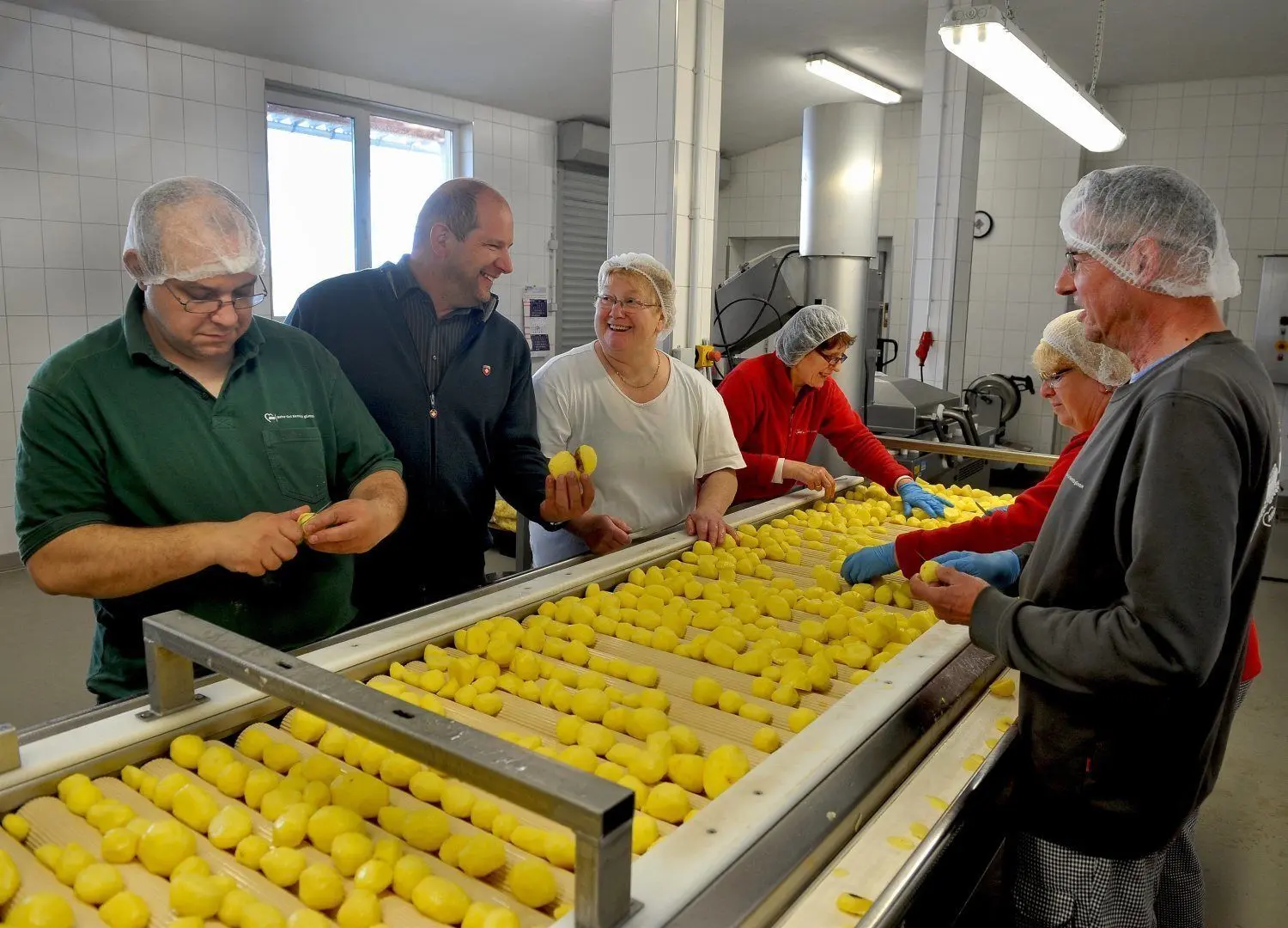 Geschäftsführer Heiko Terno (2.v.l.) im Kartoffelschälbetrieb. Vor allem Menschen mit Handicap finden hier Lohn und Brot.