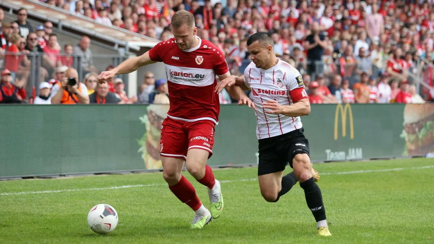 Eric Hottmann (links) von Energie Cottbus wird in dieser Szene durch Erfurts Andrej Startsev attackiert.