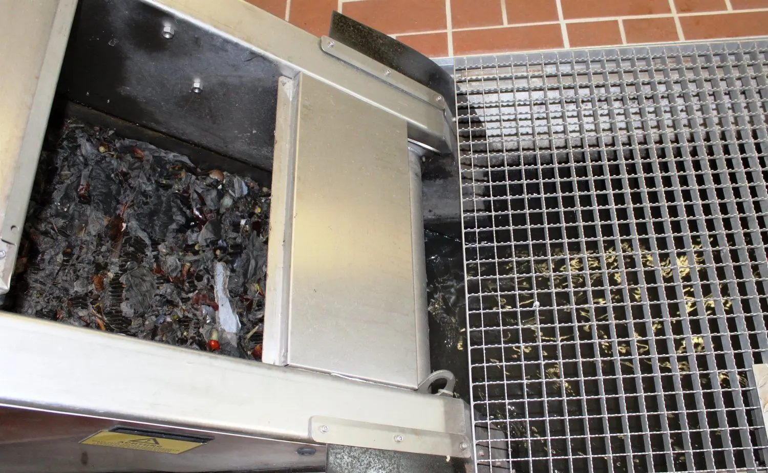 Immer wieder werden Abfälle, die in die Mülltonne oder auf den Kompost gehören, über das WC entsorgt. Kein Kavaliersdelikt, denn die Schäden an den Pumpen sind enorm. Für die teuren und zeitaufwendigen Reparaturen kommen alle Kunden auf.