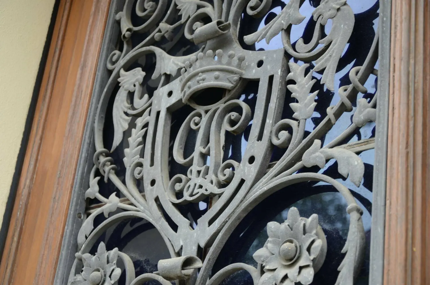 Die Tür eines Altbaus am Markt mit Kunstschmiedearbeiten war früher das Schloss-Eingangsportal.