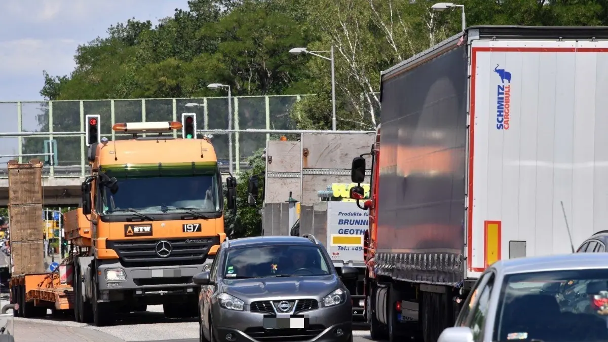 Seitdem die B 169 für den Lkw-Durchgangsverkehr gesperrt ist, sind mehr Schwerlaster auf der B 97 in Gallinchen zur Autobahn unterwegs.
Gallinchen LKW Verkehr