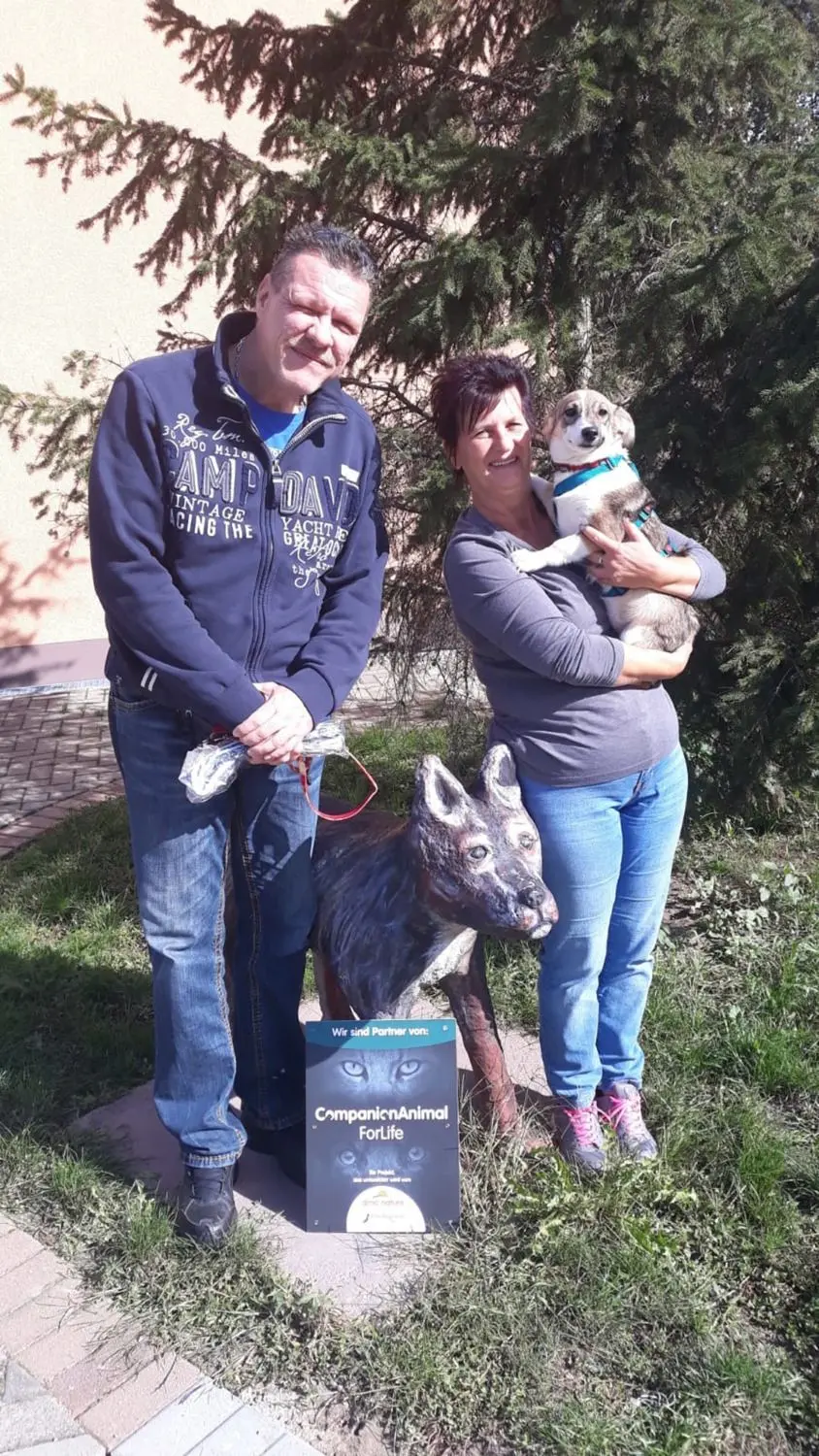 Familie Prüß hat Hündin Peaches adoptiert, die jetzt Pebbels heißt.