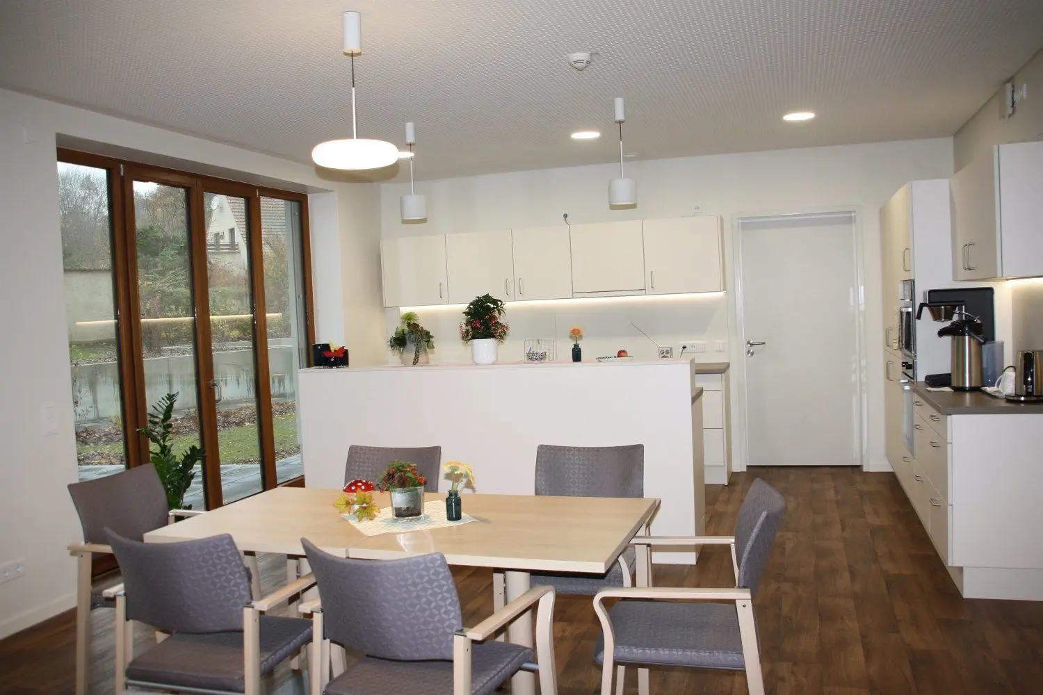 Die geschmackvolle Wohnküche ist auch Kontaktbörse.